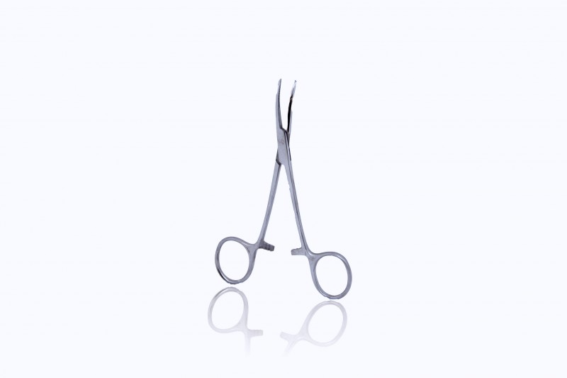 Aesculap KELLY Hemostatic Forceps, Curved, 5.5" (140mm), Delicate, Blunt, Reusable